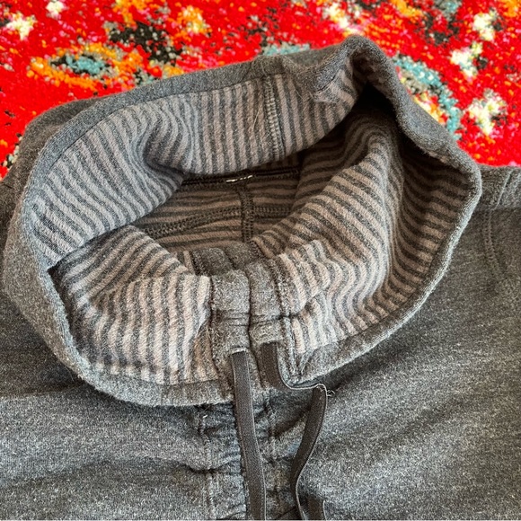 Lululemon In a Cinch Long Sleeve Reversible Stripe Funnel Neck Pull Over - Picture 7 of 8
